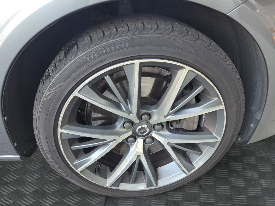 2017 Volvo S90 T6 Momentum