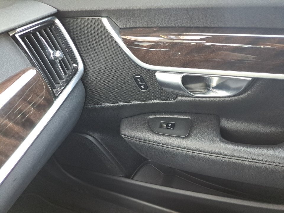 2017 Volvo S90 T6 Momentum